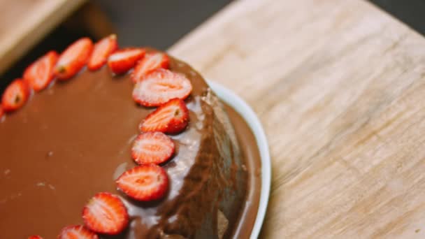 초콜릿 케이크에 누텔라 버터크림 과 딸기가 들어 있다. 4k 비디오 — 비디오