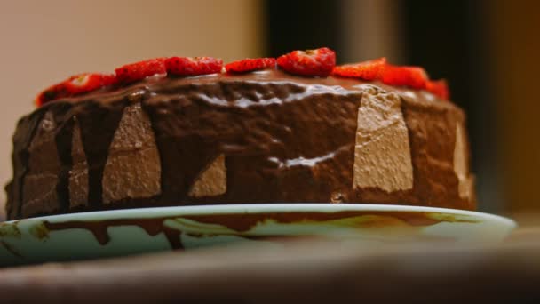 Ciasto czekoladowe z masłem Nutella i truskawkami. 4k wideo — Wideo stockowe