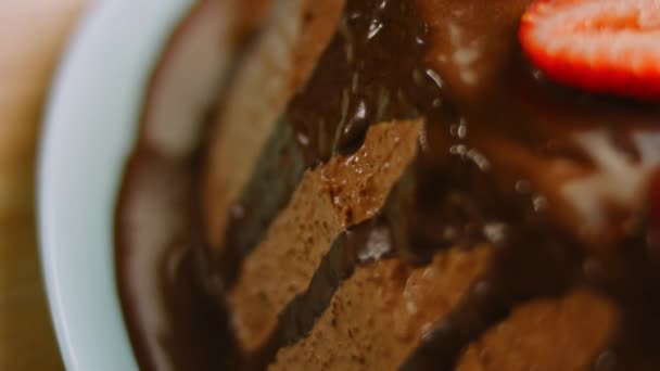 Chokladkaka med Nutella Buttercream och jordgubbar. 4k-video — Stockvideo