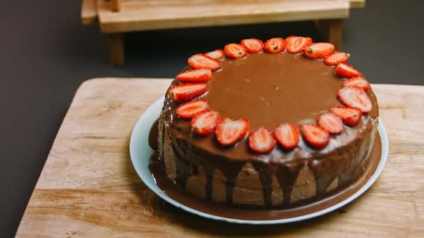 Tarta de Chocolate con Nutella Buttercream y Fresas. Vídeo 4k — Vídeo de stock