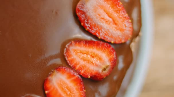 초콜릿 케이크에 누텔라 버터크림 과 딸기가 들어 있다. 4k 비디오 — 비디오