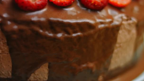 Gâteau au chocolat avec crème au beurre Nutella et fraises. Vidéo 4k — Video