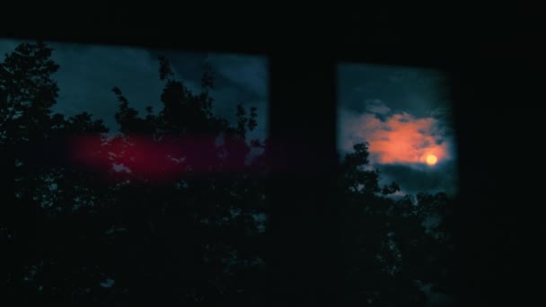 窓から沈む夕日。4kビデオ — ストック動画