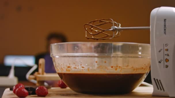 チョコレートケーキの材料をミキサーにかけます。4kビデオ — ストック動画