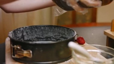 Çikolatalı kek malzemelerini fırın kabına dök. 4k video