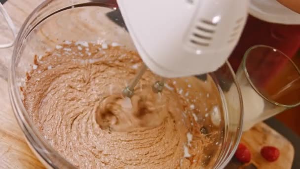 我把坚果奶油和黄油和搅拌器混合在一起.4k视频 — 图库视频影像