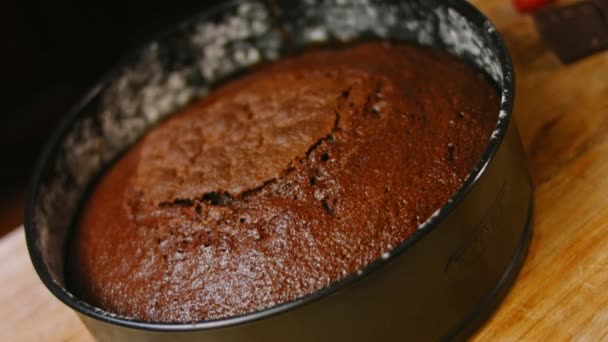 Pieczone ciasto na ciasto czekoladowe. 4k wideo — Wideo stockowe