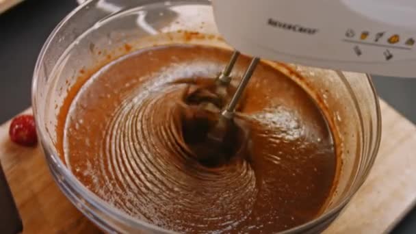 Ανακατεύω τα υλικά για το κέικ σοκολάτας με το μίξερ. Βίντεο 4k — Αρχείο Βίντεο