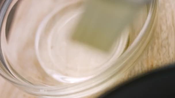 油でベーキング皿をグリース.4kマクロビデオ — ストック動画