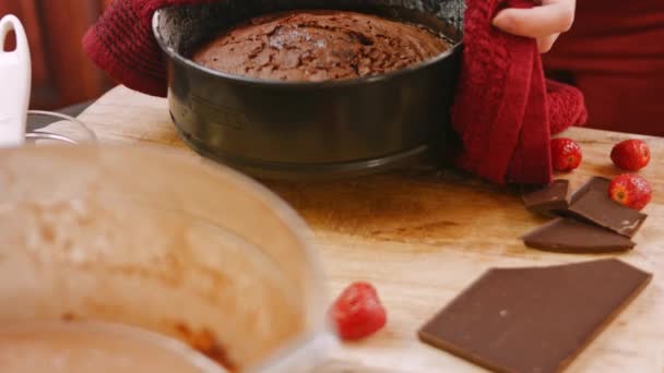 Gebackener Teig für Schokoladenkuchen. 4k-Video — Stockvideo