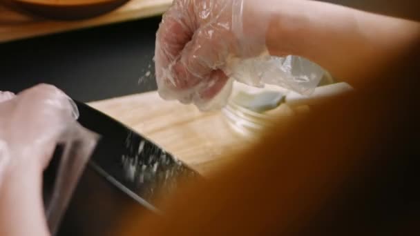 Натисніть борошно над випічкою. 4k відео — стокове відео