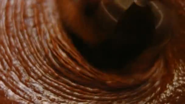 Çikolatalı kekle karıştırıcının malzemelerini karıştırıyorum. 4k video — Stok video