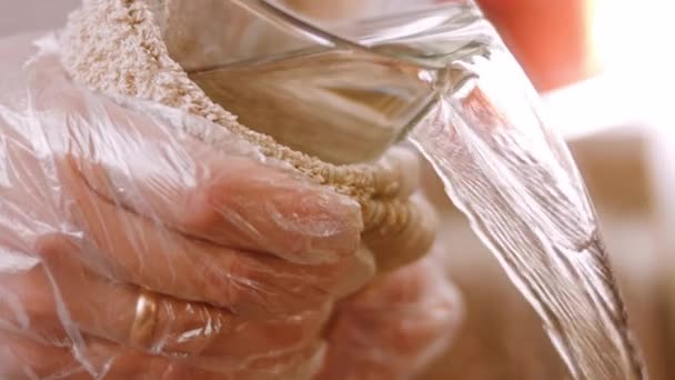 チョコレートケーキの原料に熱い水のガラスを加えなさい。4kビデオ — ストック動画