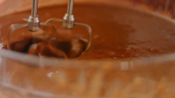 Je mélange les ingrédients du gâteau au chocolat avec le mélangeur. Vidéo 4k — Video