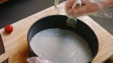 Pişirme kabını yağla. 4k video