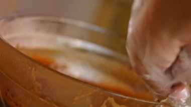 Çikolatalı kek malzemelerini fırın kabına dök. 4k video