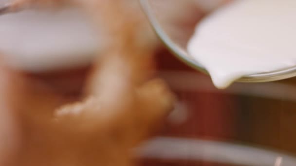 Je mélange la crème de nutella avec le beurre avec le mélangeur. Vidéo 4k — Video