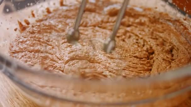 I mix the nutella cream with butter with the mixer. 4k video — Stock Video