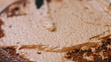 Çikolatalı pastanın hamurunu fındıklı yağla. 4k video
