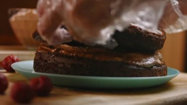 Çikolatalı pastanın hamurunu fındıklı yağla. 4k video