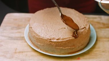 Çikolatalı kekin üzerine erimiş çikolata dök. 4k video