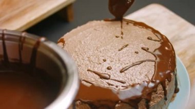 Çikolatalı kekin üzerine erimiş çikolata dök. 4k video