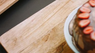 Nutella Buttercream ve çilekli çikolatalı kek. 4k video