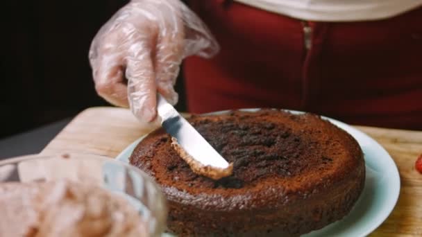 Engrasar la masa del pastel de chocolate con nutella. Vídeo 4k — Vídeos de Stock