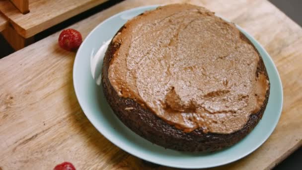 Graisser la pâte du gâteau au chocolat avec du nutella. Vidéo 4k — Video