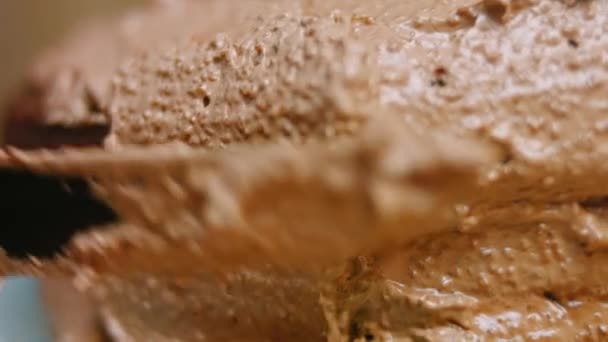 Смазать мукой тесто из шоколадного торта. 4k видео — стоковое видео