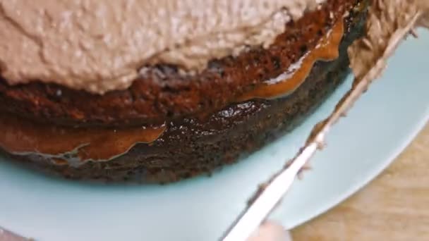 Smarować ciasto czekoladowe gałką muszkatołową. 4k wideo — Wideo stockowe