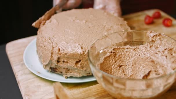 Çikolatalı pastanın hamurunu fındıklı yağla. 4k video — Stok video
