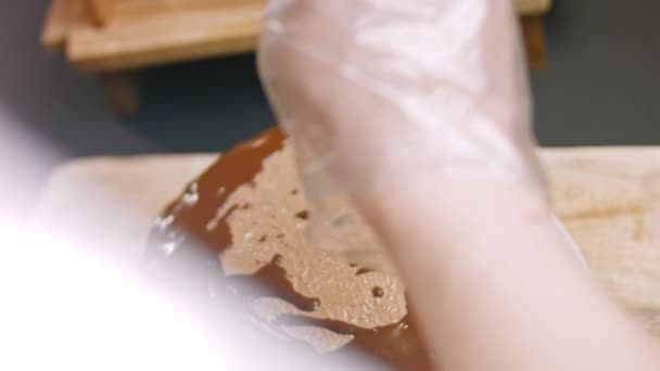 Despeje o chocolate derretido sobre o bolo de chocolate. 4k vídeo — Vídeo de Stock