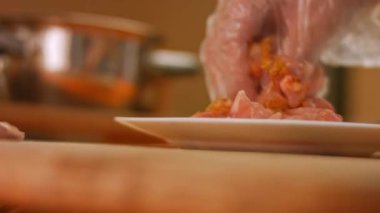 Kıymaya baharat kattım. 4k video