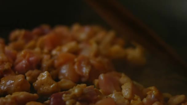 Usmaż mielone mięso na patelni. 4k wideo — Wideo stockowe