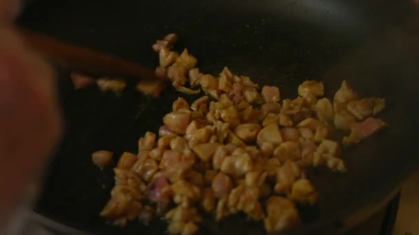 Frite a carne picada na panela. 4k vídeo — Vídeo de Stock