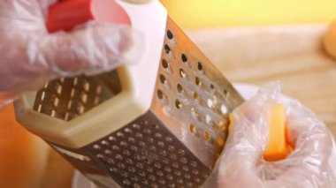 Cesaret kullanarak çedar peyniri veriyorum. 4k video