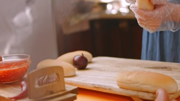 Snijd het brood voor de hotdog. 4k video — Stockvideo