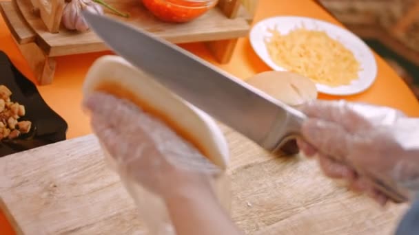 Порежь хлеб для хот-дога. 4k видео — стоковое видео