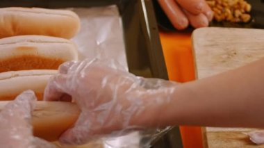 Sosisliye hardal ekliyorum. 4k video