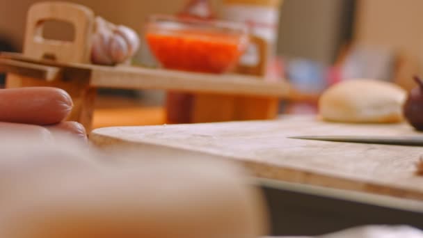 ホットドッグのためにパンを切りなさい。4kビデオ — ストック動画