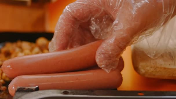 Ik voeg worst toe aan de hotdog. 4k video — Stockvideo