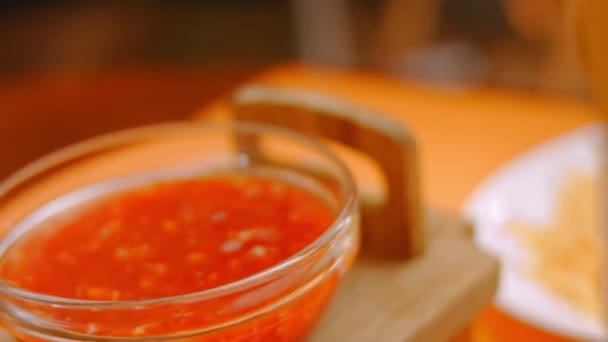 Ajouter la sauce chili au hot dog. Vidéo 4k — Video