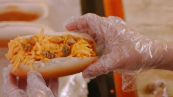 Unwiderstehliche Chilischoten Hot Dogs. 4k-Video — Stockvideo