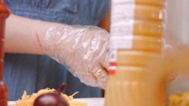 Sosisliye hardal ekliyorum. 4k video