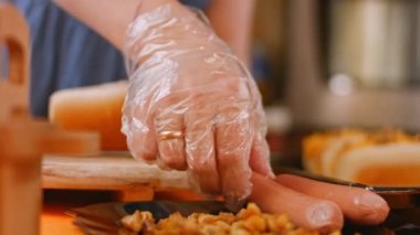 Karşı konulmaz acılı sosisli sandviçler. 4k video