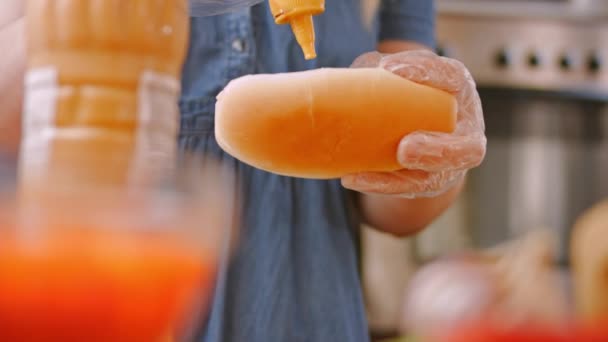 Ajouter le ketchup au hot dog. Vidéo 4k — Video