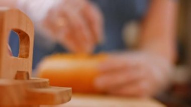 Sosisliye kızarmış et ekliyorum. 4k video