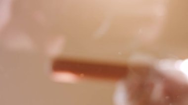 Karşı konulmaz acılı sosisli sandviçler. Camın altından çekiyoruz. 4k video