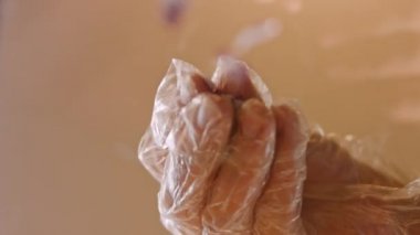 Doğranmış kırmızı soğanı sosislinin üzerine bastır. Camın altından çekiyoruz. 4k video